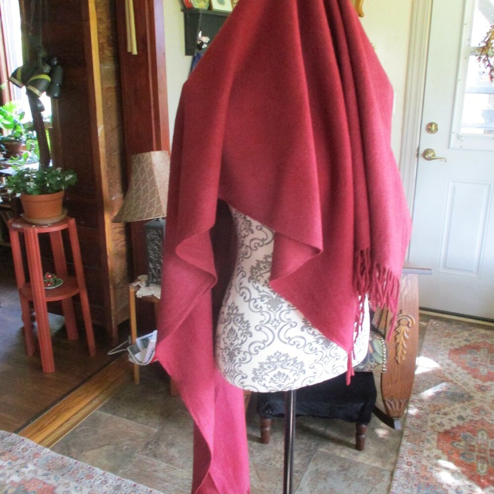 Beautiful soft Raspberry 100% wool shawl - Picture 3 of 4